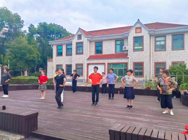 钱龙配资 “半分菜园”巧治毁绿顽疾，漕泾镇解锁自建房小区治理新密码